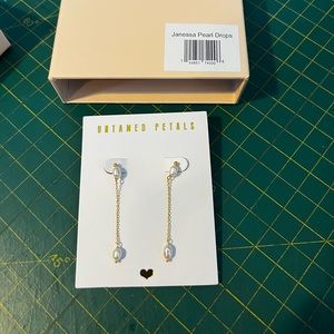 NWT Untamed Petals Amanda Judge JANESSA PEARL DROP earrings bridal minimalist